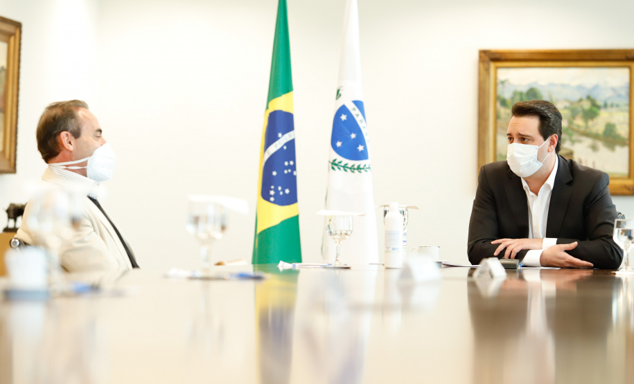 O governador Carlos Massa Ratinho Junior e o presidente da Adimax Indústria e Comércio de Alimentos, Adir Comunello, anunciaram nesta quarta-feira (27), em evento no Palácio Iguaçu, um novo investimento no Paraná. A indústria de fabricação e distribuição de alimentos para cães e gatos vai investir R$ 14,6 milhões na abertura de uma planta em Mandirituba, na Região Metropolitana de Curitiba.