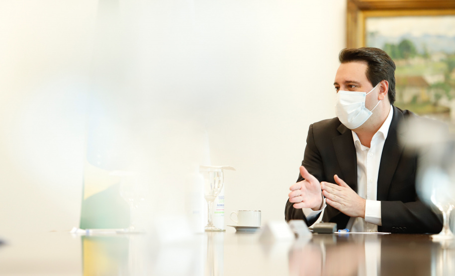 O governador Carlos Massa Ratinho Junior e o presidente da Adimax Indústria e Comércio de Alimentos, Adir Comunello, anunciaram nesta quarta-feira (27), em evento no Palácio Iguaçu, um novo investimento no Paraná. A indústria de fabricação e distribuição de alimentos para cães e gatos vai investir R$ 14,6 milhões na abertura de uma planta em Mandirituba, na Região Metropolitana de Curitiba.