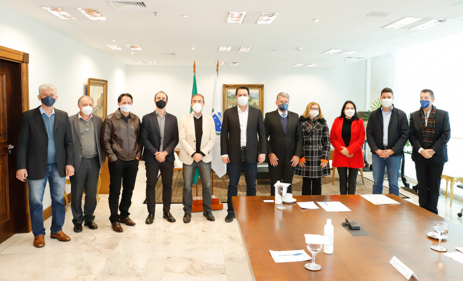 O governador Carlos Massa Ratinho Junior e o presidente da Adimax Indústria e Comércio de Alimentos, Adir Comunello, anunciaram nesta quarta-feira (27), em evento no Palácio Iguaçu, um novo investimento no Paraná. A indústria de fabricação e distribuição de alimentos para cães e gatos vai investir R$ 14,6 milhões na abertura de uma planta em Mandirituba, na Região Metropolitana de Curitiba.