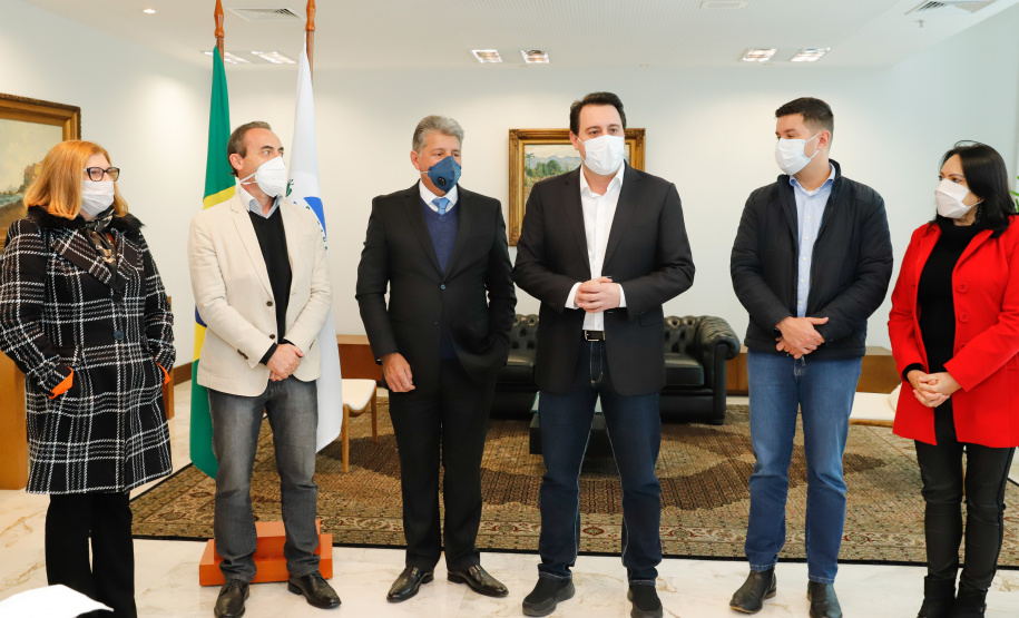 O governador Carlos Massa Ratinho Junior e o presidente da Adimax Indústria e Comércio de Alimentos, Adir Comunello, anunciaram nesta quarta-feira (27), em evento no Palácio Iguaçu, um novo investimento no Paraná. A indústria de fabricação e distribuição de alimentos para cães e gatos vai investir R$ 14,6 milhões na abertura de uma planta em Mandirituba, na Região Metropolitana de Curitiba.