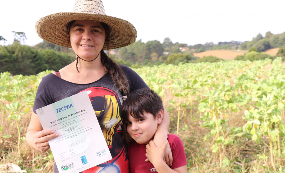No bairro Colônia Muricy, em São José dos Pinhais, está uma das propriedades certificadas pelo Tecpar. Ali, no espaço de 2,5 alqueires, a produtora Maisa de Amorin Valoski  cultiva cerca de 20 tipos de alimentos orgânicos – entre hortaliças e raízes. Foto:Tecpar