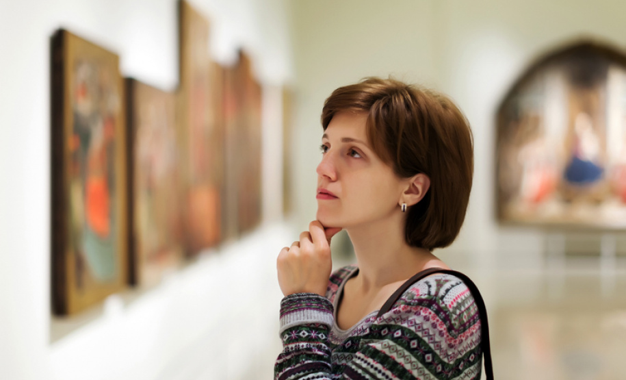 visitor looking pictures in art gallery Cultura abre nova fase de inscrição para o Programa de Capacitação e Formação em Cultura.