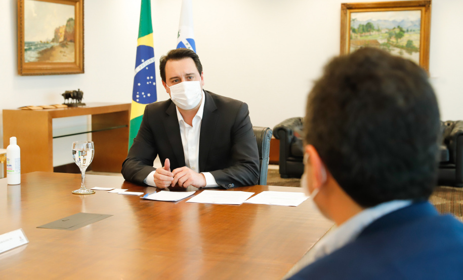 O Governo do Paraná receberá a doação de 400 mil máscaras cirúrgicas nos próximos meses da empresa Sofys, do Grupo CMPC, que recentemente adquiriu a Sepac do Paraná, maior produtora de itens de higiene do Brasil