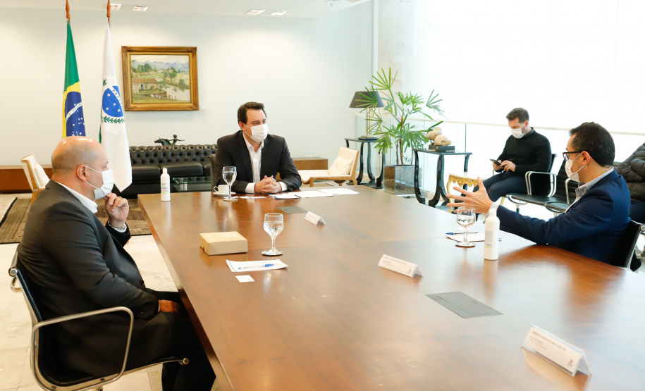 O Governo do Paraná receberá a doação de 400 mil máscaras cirúrgicas nos próximos meses da empresa Sofys, do Grupo CMPC, que recentemente adquiriu a Sepac do Paraná, maior produtora de itens de higiene do Brasil