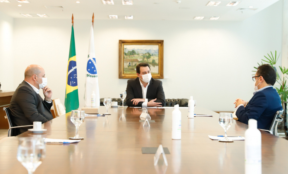 O Governo do Paraná receberá a doação de 400 mil máscaras cirúrgicas nos próximos meses da empresa Sofys, do Grupo CMPC, que recentemente adquiriu a Sepac do Paraná, maior produtora de itens de higiene do Brasil