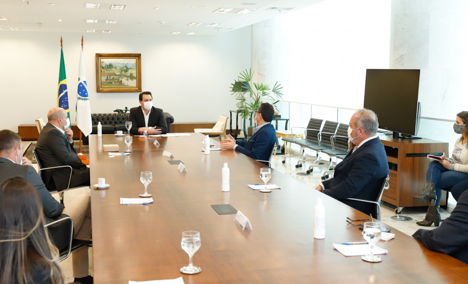 O Governo do Paraná receberá a doação de 400 mil máscaras cirúrgicas nos próximos meses da empresa Sofys, do Grupo CMPC, que recentemente adquiriu a Sepac do Paraná, maior produtora de itens de higiene do Brasil