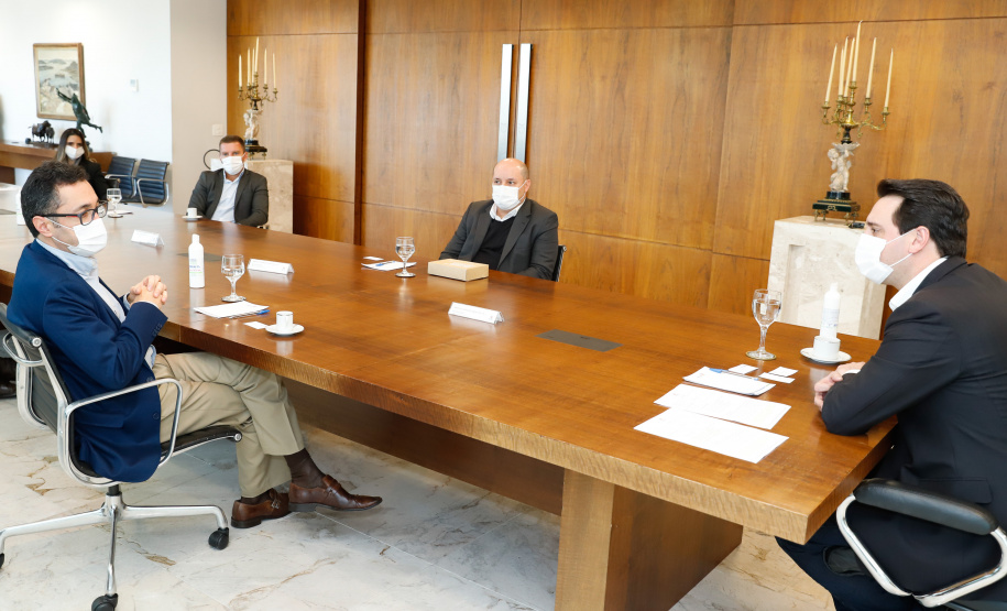 O Governo do Paraná receberá a doação de 400 mil máscaras cirúrgicas nos próximos meses da empresa Sofys, do Grupo CMPC, que recentemente adquiriu a Sepac do Paraná, maior produtora de itens de higiene do Brasil