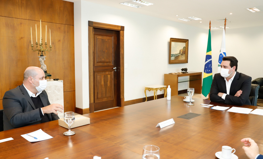 O Governo do Paraná receberá a doação de 400 mil máscaras cirúrgicas nos próximos meses da empresa Sofys, do Grupo CMPC, que recentemente adquiriu a Sepac do Paraná, maior produtora de itens de higiene do Brasil