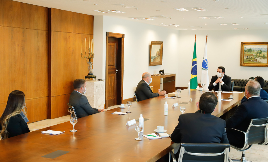 O Governo do Paraná receberá a doação de 400 mil máscaras cirúrgicas nos próximos meses da empresa Sofys, do Grupo CMPC, que recentemente adquiriu a Sepac do Paraná, maior produtora de itens de higiene do Brasil