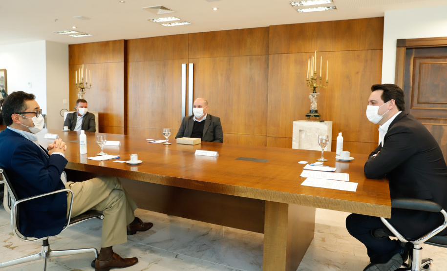 O Governo do Paraná receberá a doação de 400 mil máscaras cirúrgicas nos próximos meses da empresa Sofys, do Grupo CMPC, que recentemente adquiriu a Sepac do Paraná, maior produtora de itens de higiene do Brasil