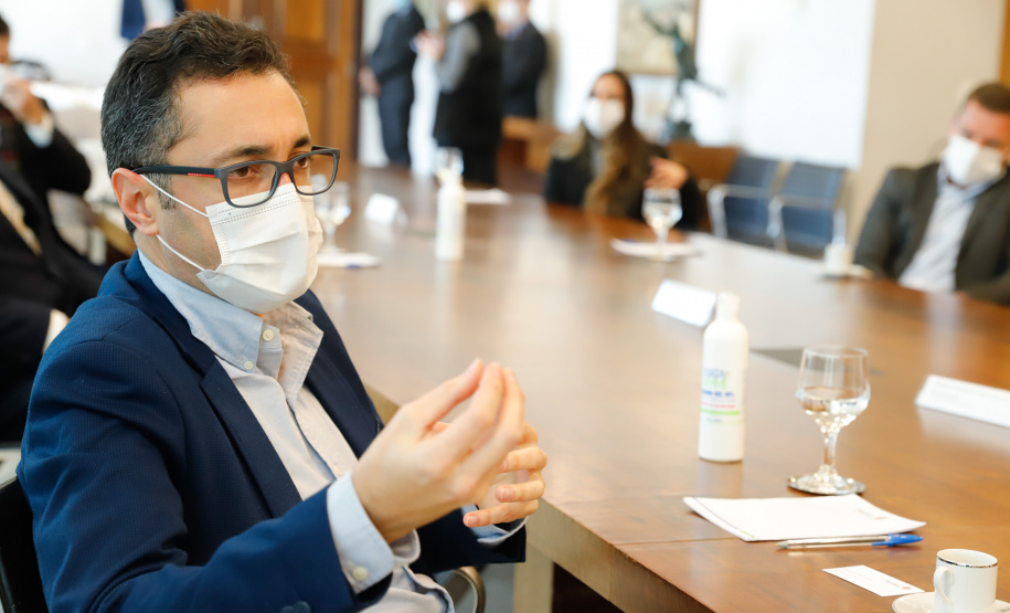 O Governo do Paraná receberá a doação de 400 mil máscaras cirúrgicas nos próximos meses da empresa Sofys, do Grupo CMPC, que recentemente adquiriu a Sepac do Paraná, maior produtora de itens de higiene do Brasil