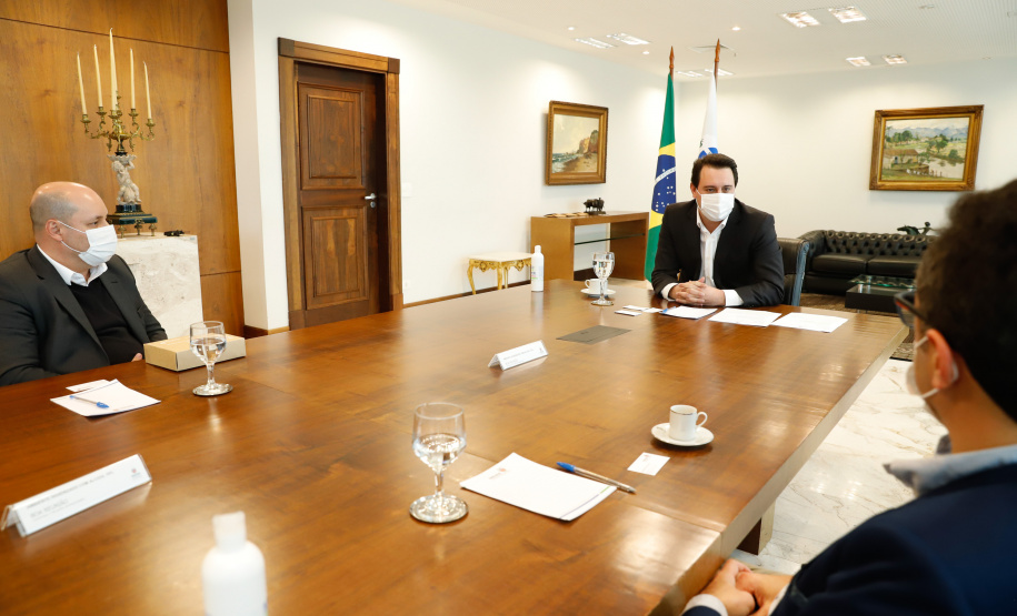 O Governo do Paraná receberá a doação de 400 mil máscaras cirúrgicas nos próximos meses da empresa Sofys, do Grupo CMPC, que recentemente adquiriu a Sepac do Paraná, maior produtora de itens de higiene do Brasil