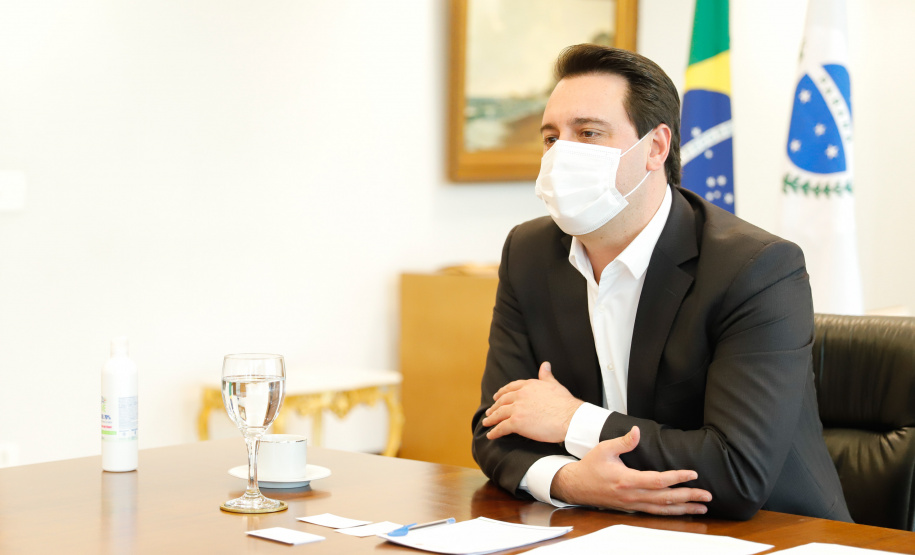 O Governo do Paraná receberá a doação de 400 mil máscaras cirúrgicas nos próximos meses da empresa Sofys, do Grupo CMPC, que recentemente adquiriu a Sepac do Paraná, maior produtora de itens de higiene do Brasil