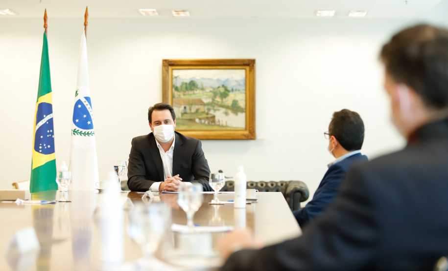 O Governo do Paraná receberá a doação de 400 mil máscaras cirúrgicas nos próximos meses da empresa Sofys, do Grupo CMPC, que recentemente adquiriu a Sepac do Paraná, maior produtora de itens de higiene do Brasil