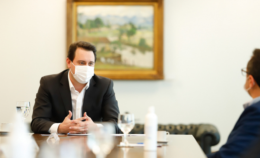 O Governo do Paraná receberá a doação de 400 mil máscaras cirúrgicas nos próximos meses da empresa Sofys, do Grupo CMPC, que recentemente adquiriu a Sepac do Paraná, maior produtora de itens de higiene do Brasil