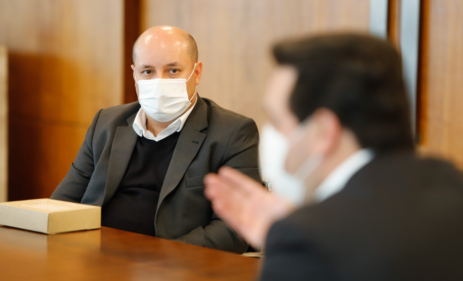 O Governo do Paraná receberá a doação de 400 mil máscaras cirúrgicas nos próximos meses da empresa Sofys, do Grupo CMPC, que recentemente adquiriu a Sepac do Paraná, maior produtora de itens de higiene do Brasil