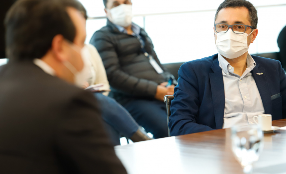 O Governo do Paraná receberá a doação de 400 mil máscaras cirúrgicas nos próximos meses da empresa Sofys, do Grupo CMPC, que recentemente adquiriu a Sepac do Paraná, maior produtora de itens de higiene do Brasil