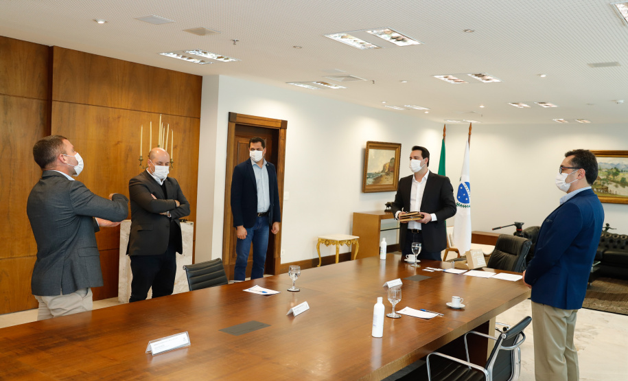 O Governo do Paraná receberá a doação de 400 mil máscaras cirúrgicas nos próximos meses da empresa Sofys, do Grupo CMPC, que recentemente adquiriu a Sepac do Paraná, maior produtora de itens de higiene do Brasil