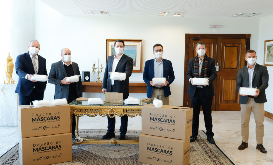 O Governo do Paraná receberá a doação de 400 mil máscaras cirúrgicas nos próximos meses da empresa Sofys, do Grupo CMPC, que recentemente adquiriu a Sepac do Paraná, maior produtora de itens de higiene do Brasil