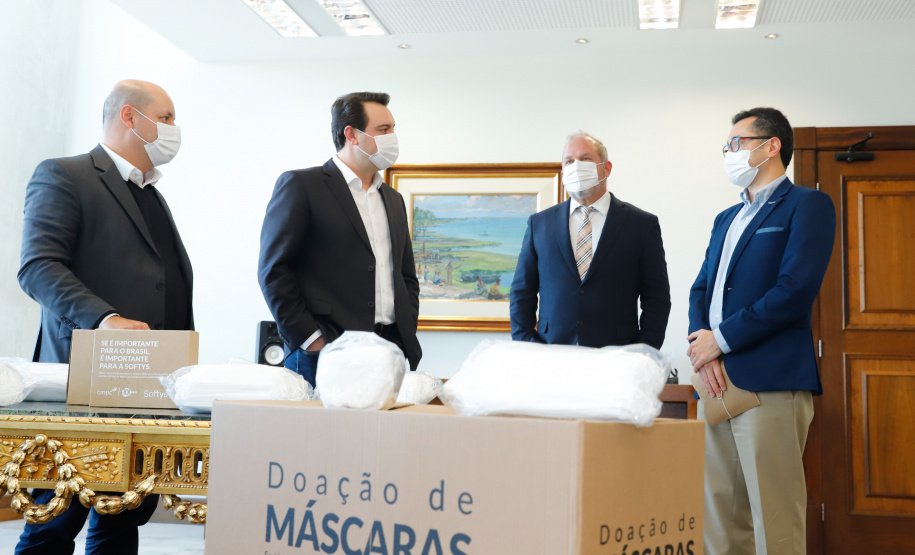 O Governo do Paraná receberá a doação de 400 mil máscaras cirúrgicas nos próximos meses da empresa Sofys, do Grupo CMPC, que recentemente adquiriu a Sepac do Paraná, maior produtora de itens de higiene do Brasil