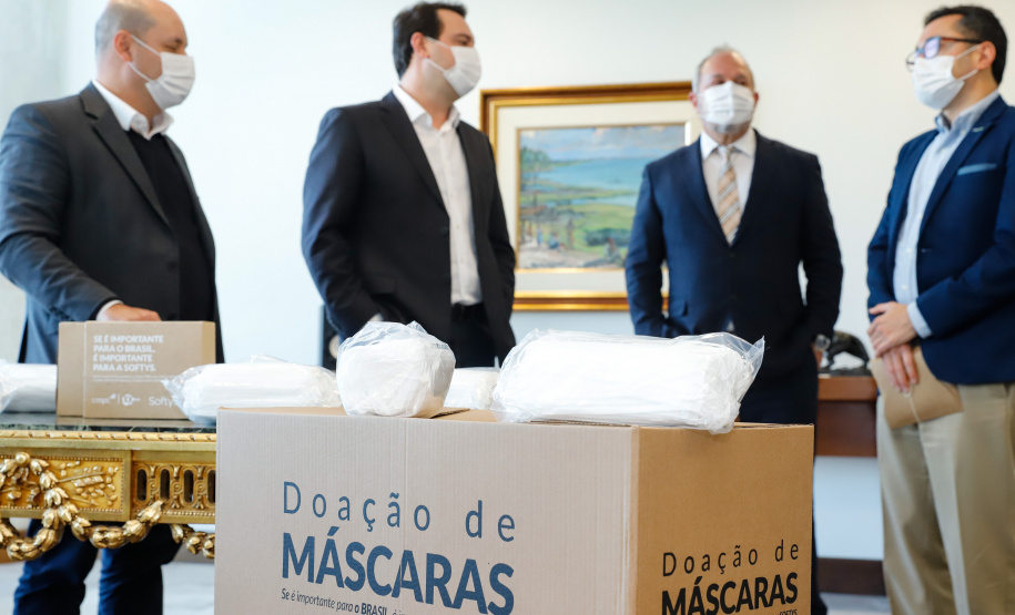 O Governo do Paraná receberá a doação de 400 mil máscaras cirúrgicas nos próximos meses da empresa Sofys, do Grupo CMPC, que recentemente adquiriu a Sepac do Paraná, maior produtora de itens de higiene do Brasil