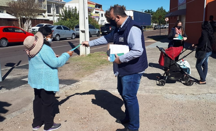 Equipe da Controladoria-Geral do Estado ouviu as pessoas que foram receber o benefício em Curitiba para saber a opinião sobre a forma de distribuição e colher sugestões.
Foto: CGE