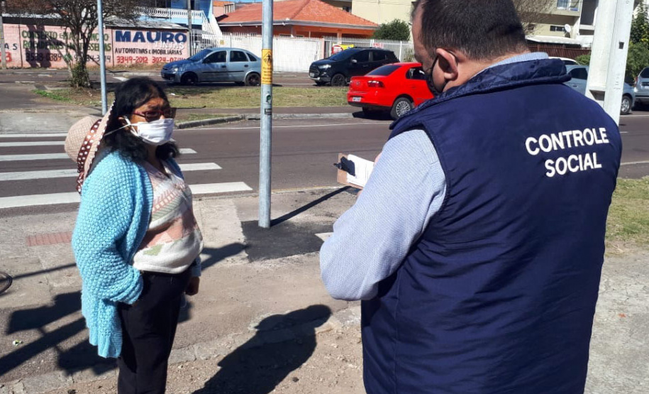 Equipe da Controladoria-Geral do Estado ouviu as pessoas que foram receber o benefício em Curitiba para saber a opinião sobre a forma de distribuição e colher sugestões.
Foto: CGE