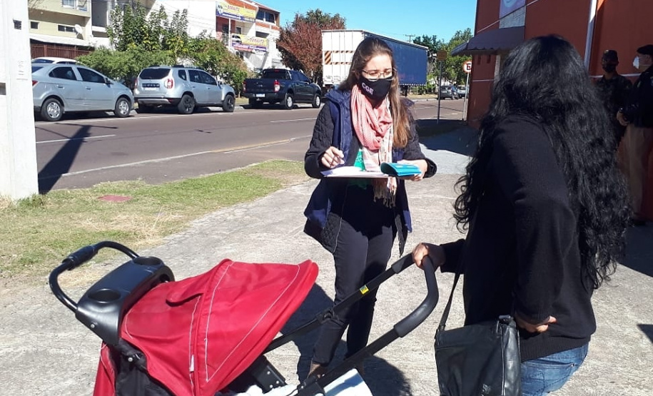 Equipe da Controladoria-Geral do Estado ouviu as pessoas que foram receber o benefício em Curitiba para saber a opinião sobre a forma de distribuição e colher sugestões.
Foto: CGE
