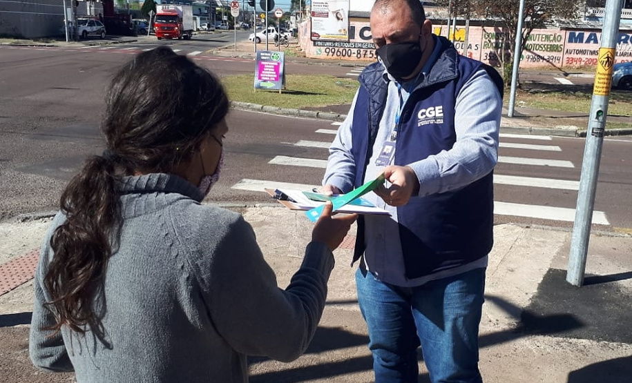 Equipe da Controladoria-Geral do Estado ouviu as pessoas que foram receber o benefício em Curitiba para saber a opinião sobre a forma de distribuição e colher sugestões.
Foto: CGE
