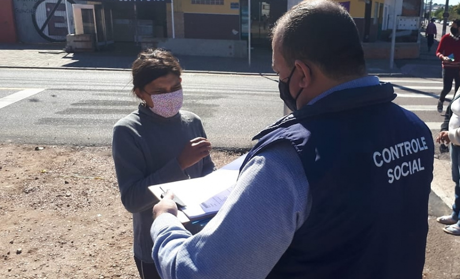 Equipe da Controladoria-Geral do Estado ouviu as pessoas que foram receber o benefício em Curitiba para saber a opinião sobre a forma de distribuição e colher sugestões.
Foto: CGE
