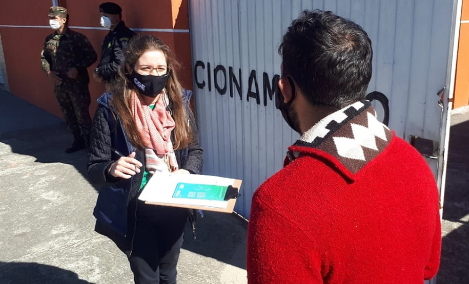 Equipe da Controladoria-Geral do Estado ouviu as pessoas que foram receber o benefício em Curitiba para saber a opinião sobre a forma de distribuição e colher sugestões.
Foto: CGE