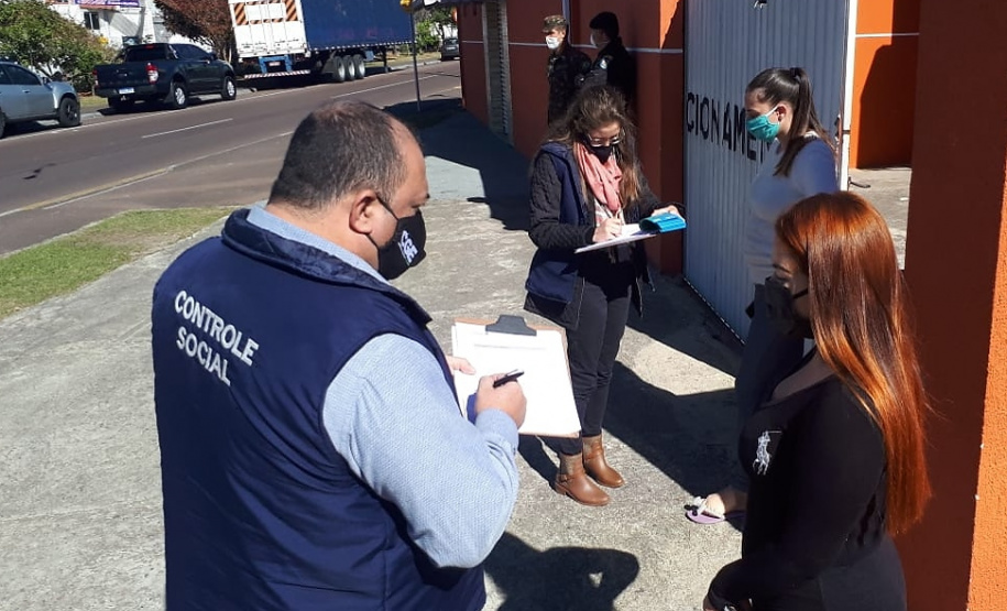 Equipe da Controladoria-Geral do Estado ouviu as pessoas que foram receber o benefício em Curitiba para saber a opinião sobre a forma de distribuição e colher sugestões.
Foto: CGE