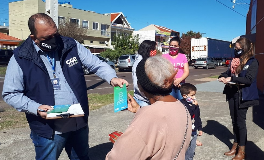Equipe da Controladoria-Geral do Estado ouviu as pessoas que foram receber o benefício em Curitiba para saber a opinião sobre a forma de distribuição e colher sugestões.
Foto: CGE