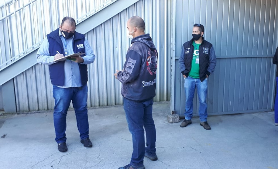 Equipe da Controladoria-Geral do Estado ouviu as pessoas que foram receber o benefício em Curitiba para saber a opinião sobre a forma de distribuição e colher sugestões.
Foto: CGE
