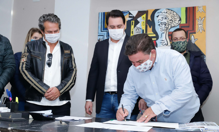 Um grave e antigo problema do trânsito de Arapongas, na Região Norte, será resolvido. O governador Carlos Massa Ratinho Junior esteve no município nesta quinta-feira (28) e confirmou a construção do Contorno Norte da cidade, obra esperada há anos pela população da região. A ordem de serviço foi assinada durante evento realizado na prefeitura. O investimento previsto é de R$ 121,7 milhões e será feito pela empresa que administra o trecho, respeitando o contrato de concessão da BR-369.