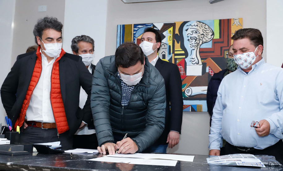 Um grave e antigo problema do trânsito de Arapongas, na Região Norte, será resolvido. O governador Carlos Massa Ratinho Junior esteve no município nesta quinta-feira (28) e confirmou a construção do Contorno Norte da cidade, obra esperada há anos pela população da região. A ordem de serviço foi assinada durante evento realizado na prefeitura. O investimento previsto é de R$ 121,7 milhões e será feito pela empresa que administra o trecho, respeitando o contrato de concessão da BR-369.