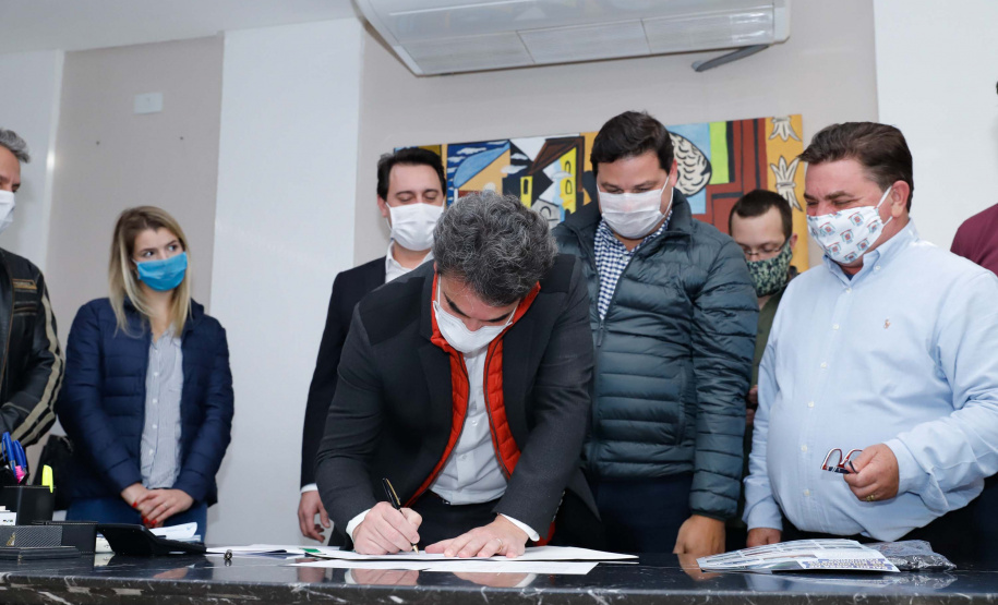 Um grave e antigo problema do trânsito de Arapongas, na Região Norte, será resolvido. O governador Carlos Massa Ratinho Junior esteve no município nesta quinta-feira (28) e confirmou a construção do Contorno Norte da cidade, obra esperada há anos pela população da região. A ordem de serviço foi assinada durante evento realizado na prefeitura. O investimento previsto é de R$ 121,7 milhões e será feito pela empresa que administra o trecho, respeitando o contrato de concessão da BR-369.