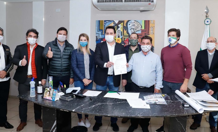 Um grave e antigo problema do trânsito de Arapongas, na Região Norte, será resolvido. O governador Carlos Massa Ratinho Junior esteve no município nesta quinta-feira (28) e confirmou a construção do Contorno Norte da cidade, obra esperada há anos pela população da região. A ordem de serviço foi assinada durante evento realizado na prefeitura. O investimento previsto é de R$ 121,7 milhões e será feito pela empresa que administra o trecho, respeitando o contrato de concessão da BR-369.