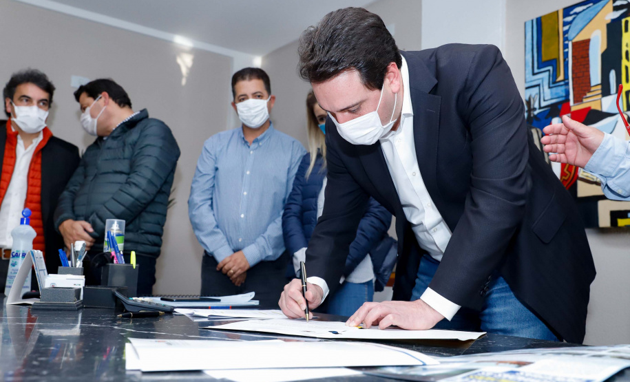 Um grave e antigo problema do trânsito de Arapongas, na Região Norte, será resolvido. O governador Carlos Massa Ratinho Junior esteve no município nesta quinta-feira (28) e confirmou a construção do Contorno Norte da cidade, obra esperada há anos pela população da região. A ordem de serviço foi assinada durante evento realizado na prefeitura. O investimento previsto é de R$ 121,7 milhões e será feito pela empresa que administra o trecho, respeitando o contrato de concessão da BR-369.