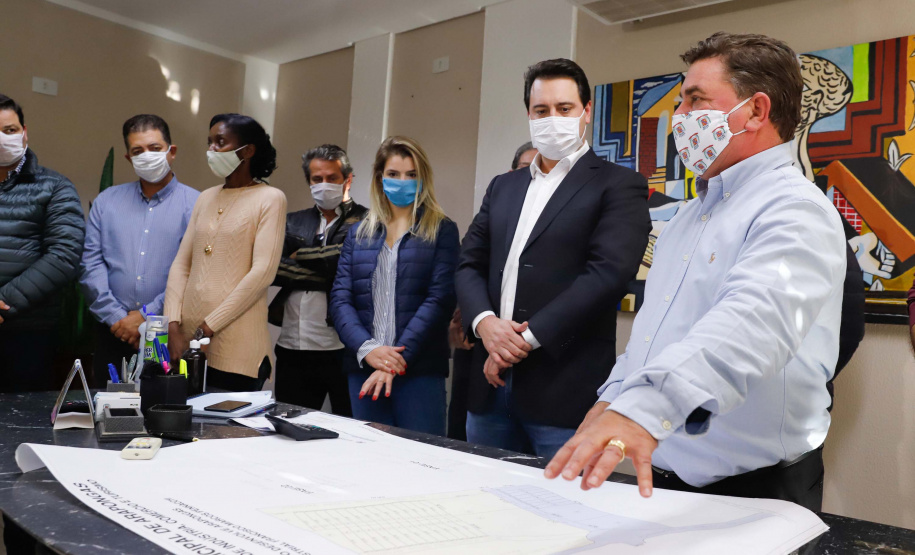 Um grave e antigo problema do trânsito de Arapongas, na Região Norte, será resolvido. O governador Carlos Massa Ratinho Junior esteve no município nesta quinta-feira (28) e confirmou a construção do Contorno Norte da cidade, obra esperada há anos pela população da região. A ordem de serviço foi assinada durante evento realizado na prefeitura. O investimento previsto é de R$ 121,7 milhões e será feito pela empresa que administra o trecho, respeitando o contrato de concessão da BR-369.