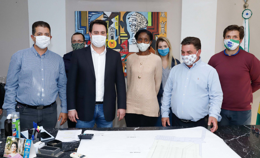 Um grave e antigo problema do trânsito de Arapongas, na Região Norte, será resolvido. O governador Carlos Massa Ratinho Junior esteve no município nesta quinta-feira (28) e confirmou a construção do Contorno Norte da cidade, obra esperada há anos pela população da região. A ordem de serviço foi assinada durante evento realizado na prefeitura. O investimento previsto é de R$ 121,7 milhões e será feito pela empresa que administra o trecho, respeitando o contrato de concessão da BR-369.