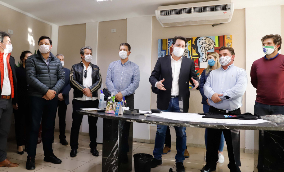 Um grave e antigo problema do trânsito de Arapongas, na Região Norte, será resolvido. O governador Carlos Massa Ratinho Junior esteve no município nesta quinta-feira (28) e confirmou a construção do Contorno Norte da cidade, obra esperada há anos pela população da região. A ordem de serviço foi assinada durante evento realizado na prefeitura. O investimento previsto é de R$ 121,7 milhões e será feito pela empresa que administra o trecho, respeitando o contrato de concessão da BR-369.