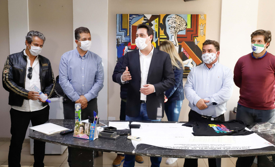 Um grave e antigo problema do trânsito de Arapongas, na Região Norte, será resolvido. O governador Carlos Massa Ratinho Junior esteve no município nesta quinta-feira (28) e confirmou a construção do Contorno Norte da cidade, obra esperada há anos pela população da região. A ordem de serviço foi assinada durante evento realizado na prefeitura. O investimento previsto é de R$ 121,7 milhões e será feito pela empresa que administra o trecho, respeitando o contrato de concessão da BR-369.