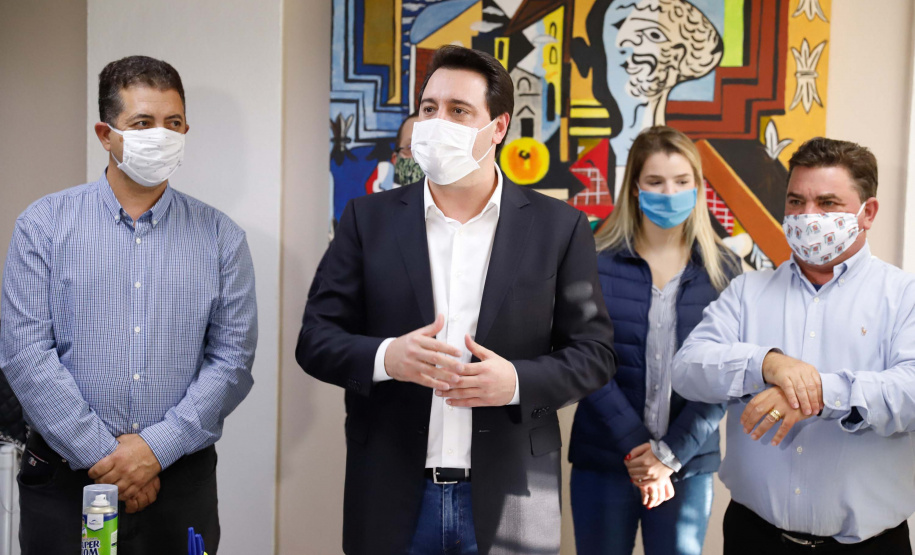 Um grave e antigo problema do trânsito de Arapongas, na Região Norte, será resolvido. O governador Carlos Massa Ratinho Junior esteve no município nesta quinta-feira (28) e confirmou a construção do Contorno Norte da cidade, obra esperada há anos pela população da região. A ordem de serviço foi assinada durante evento realizado na prefeitura. O investimento previsto é de R$ 121,7 milhões e será feito pela empresa que administra o trecho, respeitando o contrato de concessão da BR-369.