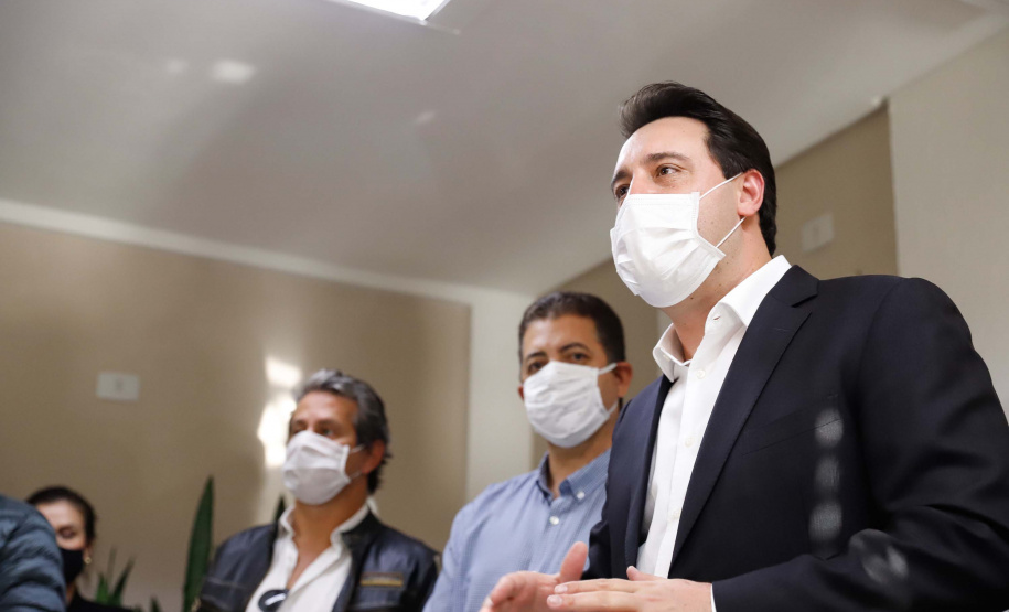 Um grave e antigo problema do trânsito de Arapongas, na Região Norte, será resolvido. O governador Carlos Massa Ratinho Junior esteve no município nesta quinta-feira (28) e confirmou a construção do Contorno Norte da cidade, obra esperada há anos pela população da região. A ordem de serviço foi assinada durante evento realizado na prefeitura. O investimento previsto é de R$ 121,7 milhões e será feito pela empresa que administra o trecho, respeitando o contrato de concessão da BR-369.