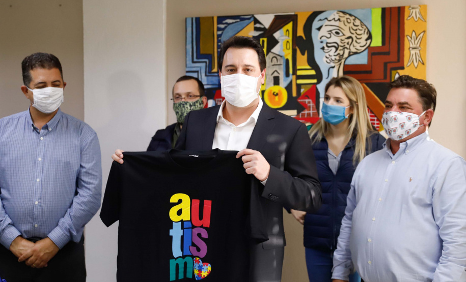 Um grave e antigo problema do trânsito de Arapongas, na Região Norte, será resolvido. O governador Carlos Massa Ratinho Junior esteve no município nesta quinta-feira (28) e confirmou a construção do Contorno Norte da cidade, obra esperada há anos pela população da região. A ordem de serviço foi assinada durante evento realizado na prefeitura. O investimento previsto é de R$ 121,7 milhões e será feito pela empresa que administra o trecho, respeitando o contrato de concessão da BR-369.