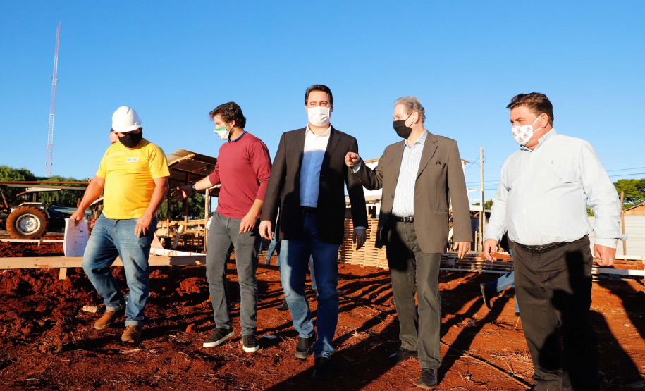 Um grave e antigo problema do trânsito de Arapongas, na Região Norte, será resolvido. O governador Carlos Massa Ratinho Junior esteve no município nesta quinta-feira (28) e confirmou a construção do Contorno Norte da cidade, obra esperada há anos pela população da região. A ordem de serviço foi assinada durante evento realizado na prefeitura. O investimento previsto é de R$ 121,7 milhões e será feito pela empresa que administra o trecho, respeitando o contrato de concessão da BR-369.