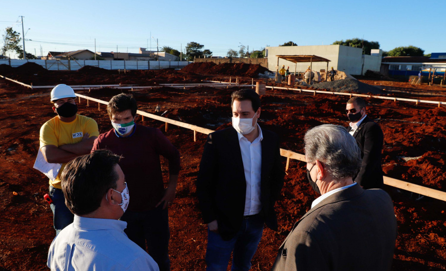 Um grave e antigo problema do trânsito de Arapongas, na Região Norte, será resolvido. O governador Carlos Massa Ratinho Junior esteve no município nesta quinta-feira (28) e confirmou a construção do Contorno Norte da cidade, obra esperada há anos pela população da região. A ordem de serviço foi assinada durante evento realizado na prefeitura. O investimento previsto é de R$ 121,7 milhões e será feito pela empresa que administra o trecho, respeitando o contrato de concessão da BR-369.
