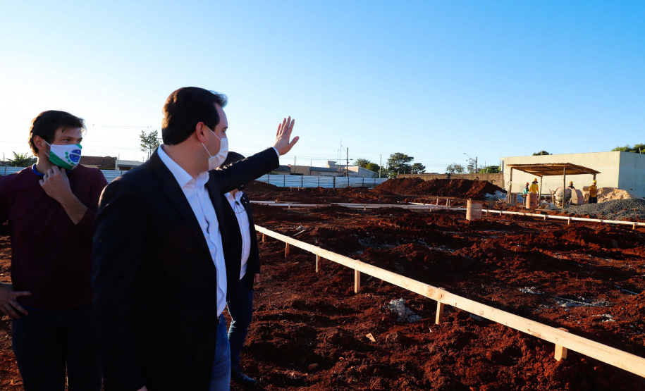 Um grave e antigo problema do trânsito de Arapongas, na Região Norte, será resolvido. O governador Carlos Massa Ratinho Junior esteve no município nesta quinta-feira (28) e confirmou a construção do Contorno Norte da cidade, obra esperada há anos pela população da região. A ordem de serviço foi assinada durante evento realizado na prefeitura. O investimento previsto é de R$ 121,7 milhões e será feito pela empresa que administra o trecho, respeitando o contrato de concessão da BR-369.