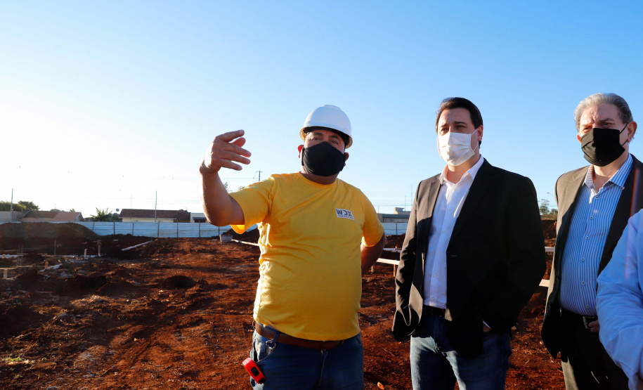 Um grave e antigo problema do trânsito de Arapongas, na Região Norte, será resolvido. O governador Carlos Massa Ratinho Junior esteve no município nesta quinta-feira (28) e confirmou a construção do Contorno Norte da cidade, obra esperada há anos pela população da região. A ordem de serviço foi assinada durante evento realizado na prefeitura. O investimento previsto é de R$ 121,7 milhões e será feito pela empresa que administra o trecho, respeitando o contrato de concessão da BR-369.